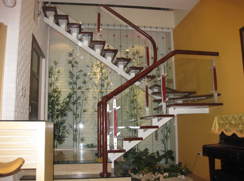 Kính cường lực cầu thang nâng tầm đẳng cấp sang trọng cho ngôi nhà.