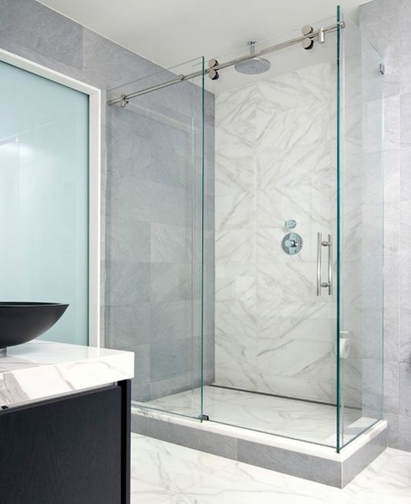 Phòng tắm vuông kết hợp với cửa kính lùa tiết kiệm diện tích