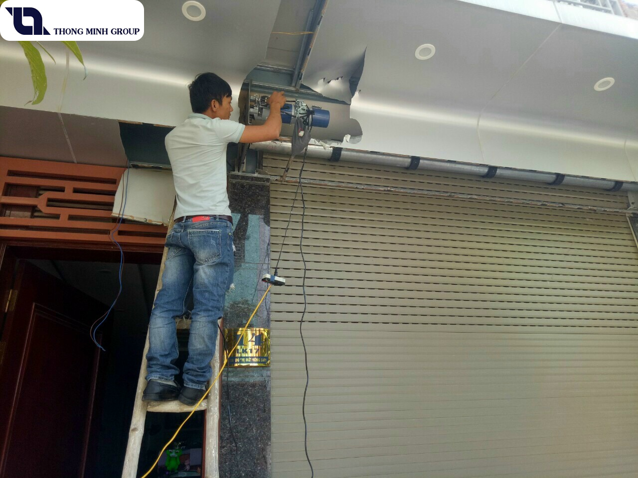 Sửa Cửa Cuốn Khắc Phục Sự Cố Bo Mạch Thu Sóng Và Tay Điều Khiển Từ Xa Tận Nơi