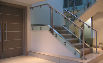 Phong thủy với cầu thang kính